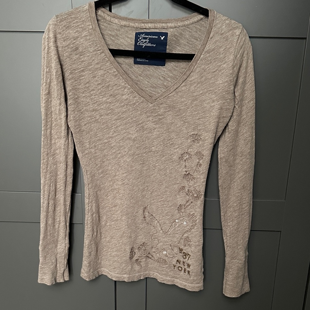 American Eagle Outfitters Beige Long Sleeve V-Neck Tee. Size small.